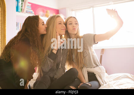 Le ragazze adolescenti in posa per selfie con la fotocamera del telefono Foto Stock