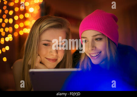 Le ragazze adolescenti con tavoletta digitale Foto Stock