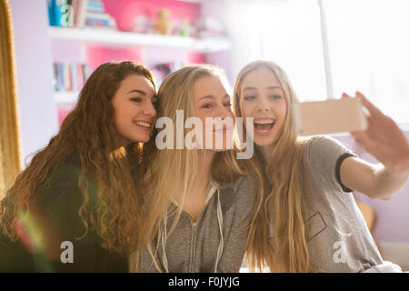 Le ragazze adolescenti tenendo selfie con la fotocamera del telefono Foto Stock