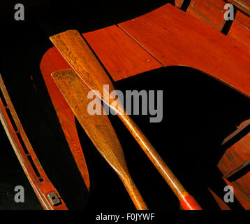 Vintage barca di legno in sun, ombre dure, remi, sedi. Foto Stock