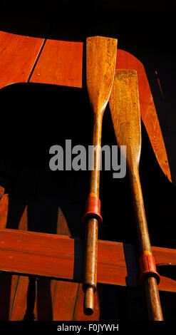 Vintage barca di legno in sun, ombre dure, remi, sedi. Foto Stock