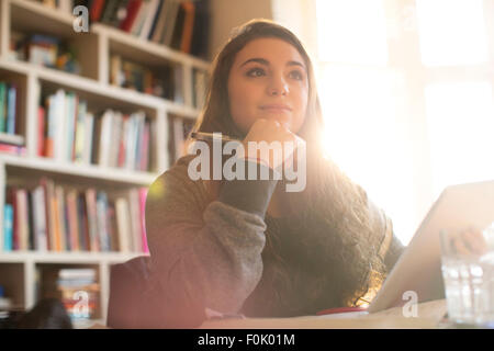 Malinconici ragazza adolescente con tavoletta digitale Foto Stock
