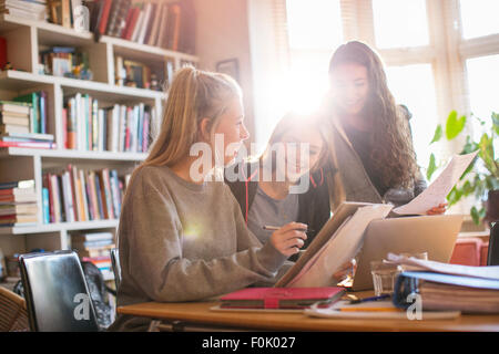 Le ragazze adolescenti facendo i compiti di scuola Foto Stock