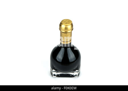 Italiano Tradizionale Aceto balsamico all'interno di una speciale bottiglia isolato su sfondo bianco Foto Stock