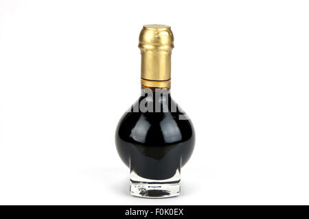Italiano Tradizionale Aceto balsamico all'interno di una speciale bottiglia isolato su sfondo bianco Foto Stock