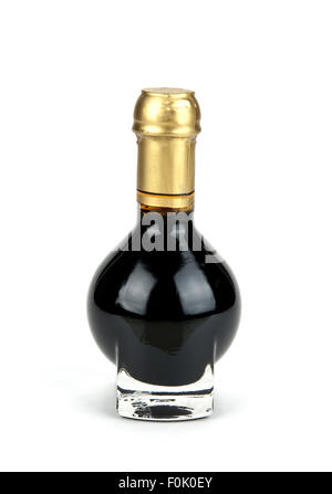 Italiano Tradizionale Aceto balsamico all'interno di una speciale bottiglia isolato su sfondo bianco Foto Stock