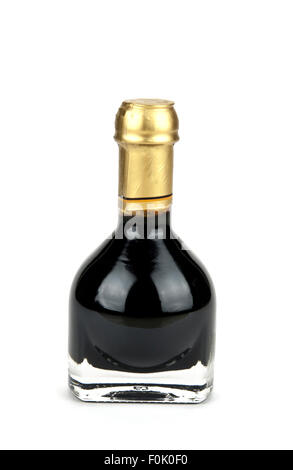 Italiano Tradizionale Aceto balsamico all'interno di una speciale bottiglia isolato su sfondo bianco Foto Stock