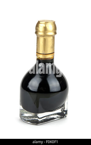Italiano Tradizionale Aceto balsamico all'interno di una speciale bottiglia isolato su sfondo bianco Foto Stock