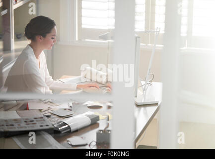 Interior designer che lavora al computer in ufficio in casa Foto Stock