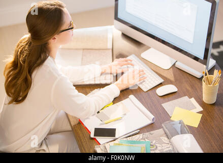 Interior designer che lavora al computer in ufficio in casa Foto Stock