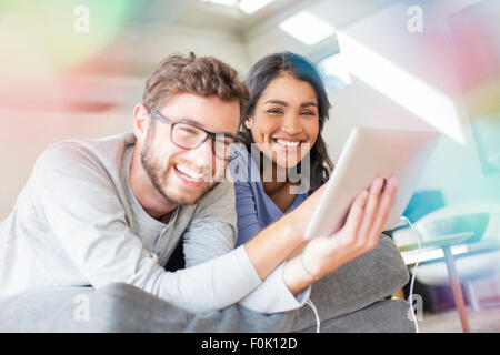 Ritratto di ridere giovane con tavoletta digitale Foto Stock