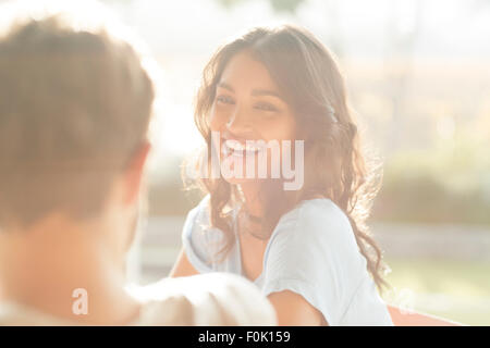 Ridendo donna che guarda l'uomo Foto Stock