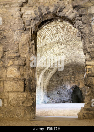 Interno in corrispondenza il medievale Palazzo del vescovo (costruito nel dodicesimo secolo) sul lato sud della Cattedrale di Lincoln, Inghilterra. Foto Stock