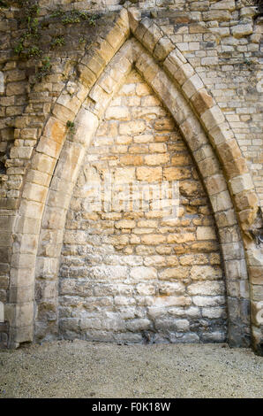 Interno in corrispondenza il medievale Palazzo del vescovo (costruito nel dodicesimo secolo) sul lato sud della Cattedrale di Lincoln, Inghilterra. Foto Stock