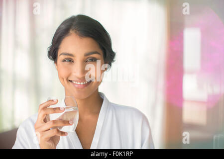 Ritratto di donna sorridente acqua potabile Foto Stock
