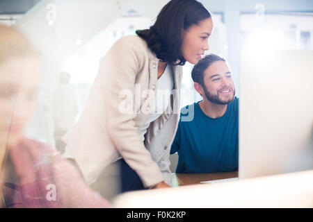 La gente di affari con computer in ufficio Foto Stock