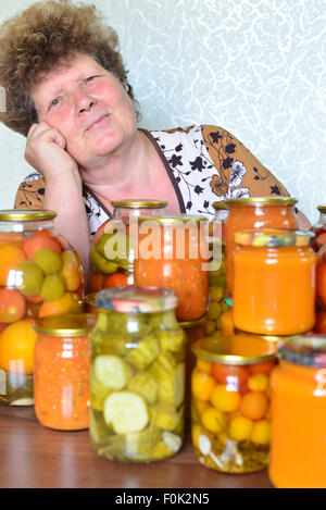 Coppia casalinga con home conserve di verdura Foto Stock