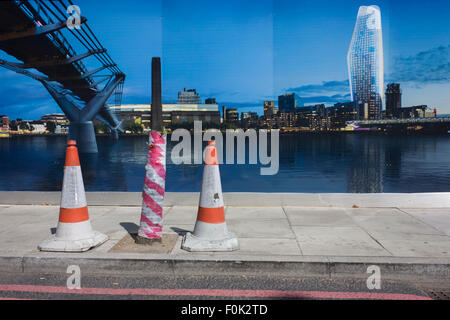 Coni e una palizzata che mostra il fiume Tamigi, il Millenium Bridge e il Tate Modern. Foto Stock