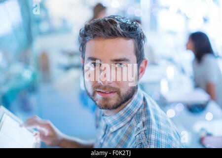 Ritratto fiducioso imprenditore con tavoletta digitale Foto Stock