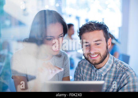 La gente di affari con tavoletta digitale Foto Stock