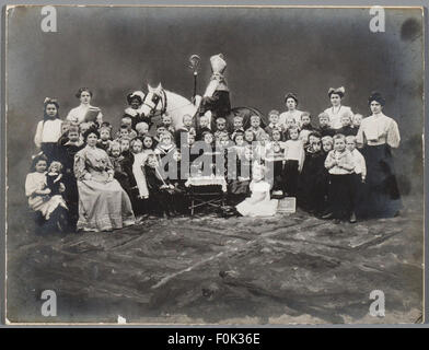 Un'immagine tradizionale di Sinterklaas, una figura del folklore olandese e belga, che viene visitata durante le festività. Sinterklaas, noto anche come San Nicola, si celebra il 5 e 6 dicembre nei Paesi Bassi e in Belgio, segnando l'inizio delle festività natalizie. Foto Stock