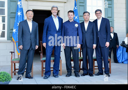 Segretari Kerry e Lew e loro copresidenti Cinese, Consigliere di Stato Yang Jiechi e Vice Premier Wang Yang, posa per una foto con lo Chef Armstrong a Mount Vernon Segretari Kerry e Lew e loro copresidenti Cinese, Consigliere di Stato Foto Stock