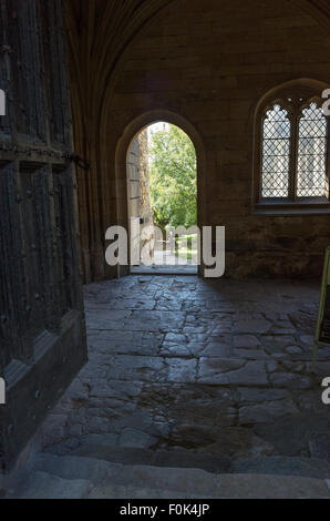 Interno in corrispondenza il medievale Palazzo del vescovo (costruito nel dodicesimo secolo) sul lato sud della Cattedrale di Lincoln, Inghilterra. Foto Stock