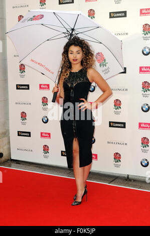 Londra, UK, 5 agosto 2015,Ella Eyre assiste esegue a 'li portano a casa' Inghilterra Rugby cena presso Grosvenor Hotel prima di competere Webb Ellis cup sul tappeto erboso di casa. Foto Stock