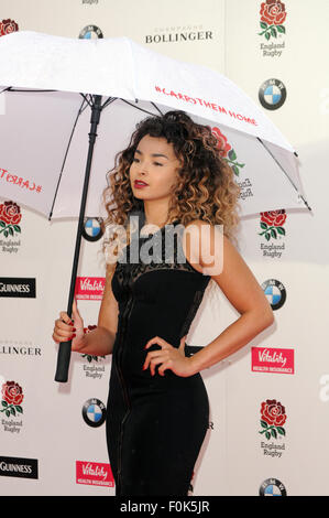 Londra, UK, 5 agosto 2015,Ella Eyre assiste esegue a 'li portano a casa' Inghilterra Rugby cena presso Grosvenor Hotel prima di competere Webb Ellis cup sul tappeto erboso di casa. Foto Stock