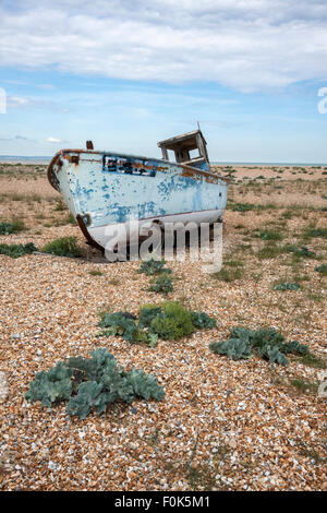 Vecchio abbandonato il relitto della barca da pesca, Dungeness, Kent, Regno Unito Foto Stock