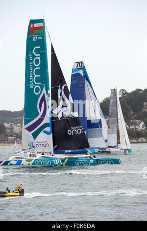 Il sultanato di Oman e conciso del Team Racing yachts all'inizio della Rolex Fastnet Race 2015 Cowes Regno Unito Foto Stock