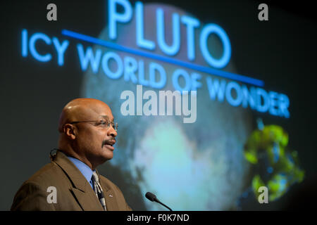 La NASA Senior Public Affairs Officer Dwayne Brown moderati a nuovi orizzonti scienza update dove le nuove immagini e i più recenti risultati della scienza dalla navicella spaziale storico del 14 luglio volo attraverso il sistema di Plutone sono state discusse, Venerdì, 24 luglio 2015 alle sedi della NASA a Washington. Foto Stock