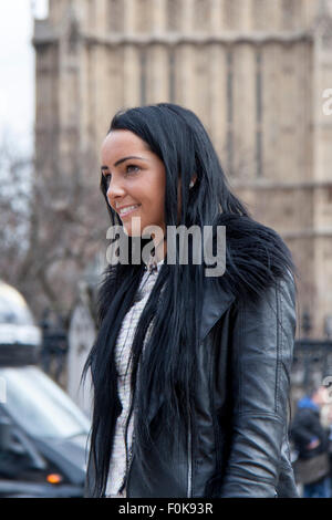 Un attraente giovane donna in Londra Foto Stock