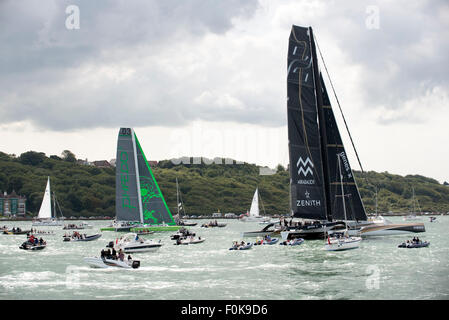 Yachts Phfedo 3 e geni X Mirabaud 1819 Zenith cercando un po' di vento alla partenza della Rolex Fastnet Race sul Solent off Foto Stock