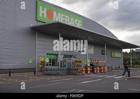 Esterno Homebase DIY store, Finchley Road, London, Regno Unito Foto Stock