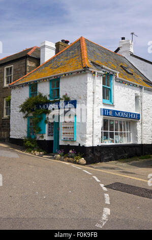 Verticale di street view di Mousehole in Cornovaglia. Foto Stock