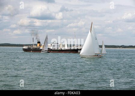 SS Shieldhall una storica nave a vapore con lo yacht Stormey meteo di Cowes 115 e GBR1010 Xinski voci nella Rolex Fastnet Race Foto Stock