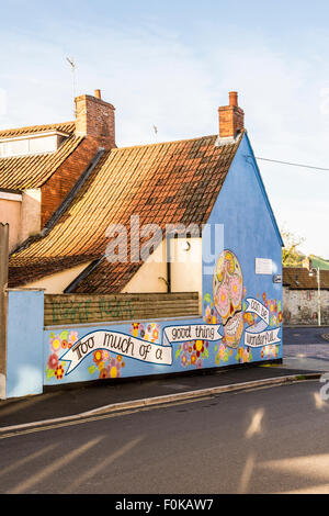 Coloratissimo graffito raffigurato su una parete a Glastonbury, Somerset, Inghilterra. Foto Stock