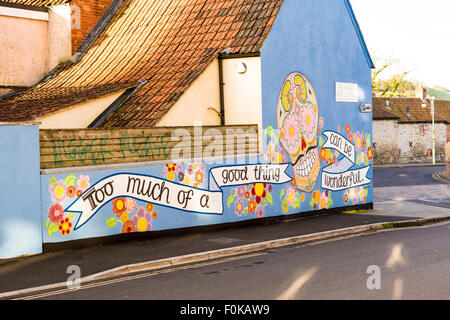 Coloratissimo graffito raffigurato su una parete a Glastonbury, Somerset, Inghilterra. Foto Stock