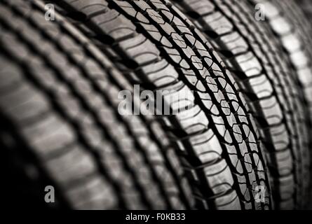 Marca di pneumatici nuovi per la vendita. Pneumatici per auto fila su un rack. Foto Stock