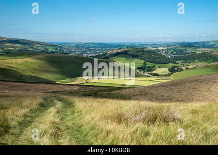Paesaggio collinare sopra la città di Glossop nel nord Derbyshire, Inghilterra. Una soleggiata giornata estiva. Foto Stock