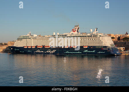 La TUI nave da crociera o liner Mein Schiff 3 in Malta poco dopo l'alba Foto Stock