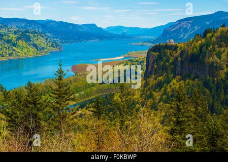 La Columbia River Gorge e il famoso punto di corona Vista Casa vicino a Portland, Oregon, Stati Uniti. Columbia River scenario. Foto Stock