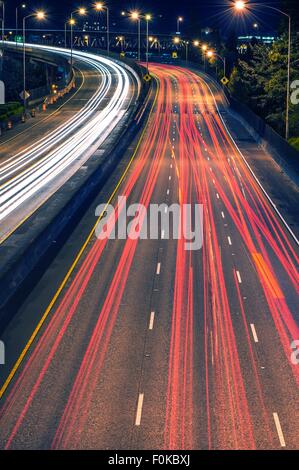 Autostrada traffico di notte a Portland, Oregon. Autostrada luci nella lunga esposizione. Foto Stock