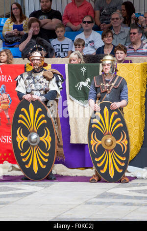 Londra, Regno Unito. Il 16 agosto, 2015. Live action Gladiator spettacolo al Guildhall Yard. Professional gladiatori battaglia in Guildhall Yard, il sito di Londra è solo l'anfiteatro romano. Le ricostruzioni del gladiatore-style giochi una volta tenuto in antica Londinium ha avuto luogo prima di un imperatore e allegra folla che decidere quale guerriero potrà arrivare a piedi gratuito basato sulle loro prestazioni. Credito: Nathaniel Noir/Alamy Live News Foto Stock