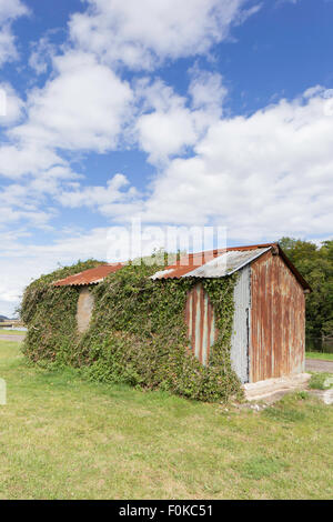 Vecchio arrugginito capannone ondulato, England, Regno Unito Foto Stock