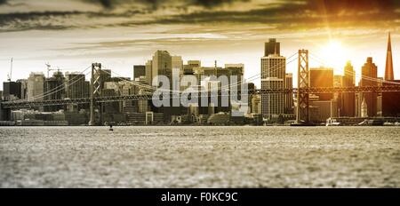 San Francisco panorama al tramonto con Oakland Bay Bridge. Stati Uniti. Foto Stock