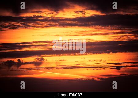 Panorama al tramonto. Sunset Cloudscape dello sfondo della foto. Foto Stock