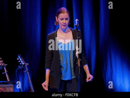 Suzanne Vega eseguendo a Liverpool Philharmonic Hall dotata di: Suzanne Vega dove: Liverpool, Regno Unito quando: 16 Giu 2015 Foto Stock