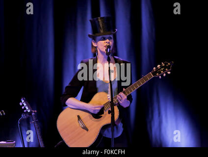 Suzanne Vega eseguendo a Liverpool Philharmonic Hall dotata di: Suzanne Vega dove: Liverpool, Regno Unito quando: 16 Giu 2015 Foto Stock